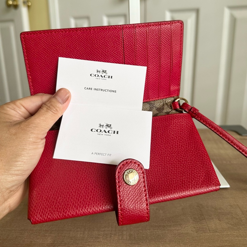 #25. Coach Red Leather Wristlet/Wallet, Excellent Condition - Picture 5 of 9